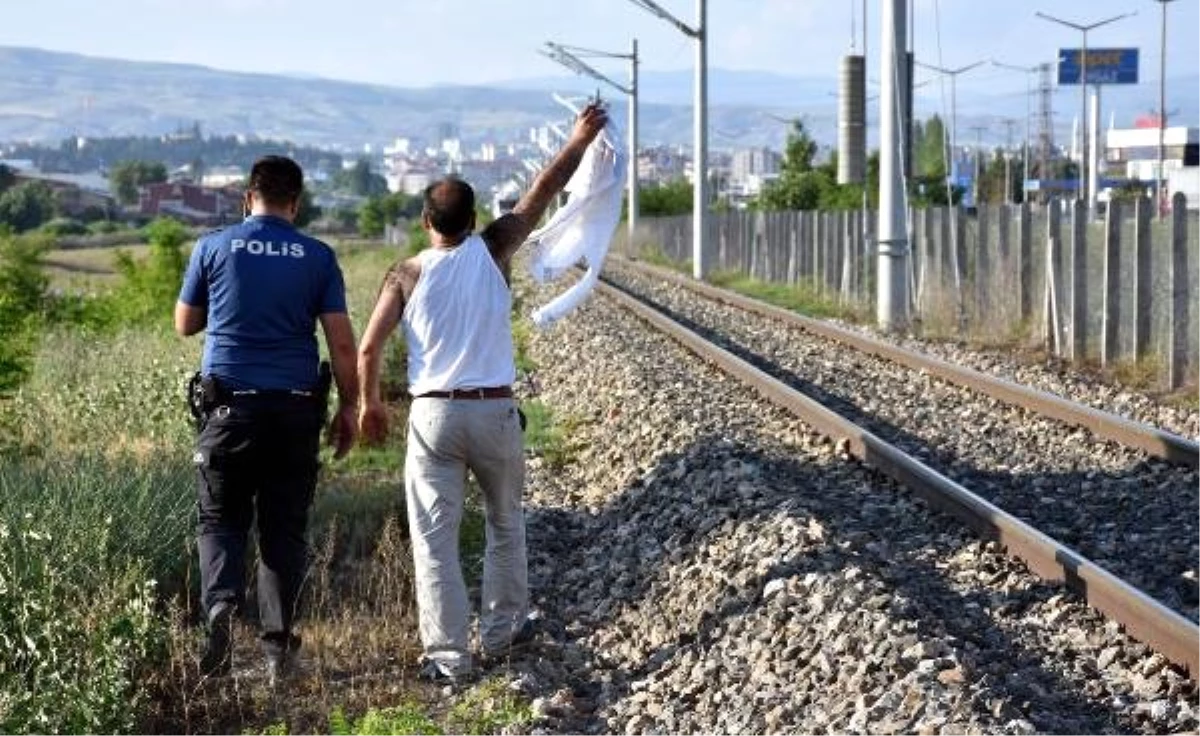 Raylarda takılı kalan otomobil panik yarattı