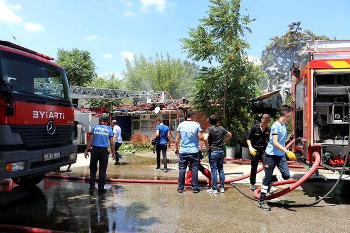 Restoranda çıkan yangın, yandaki dükkanlara sıçradı