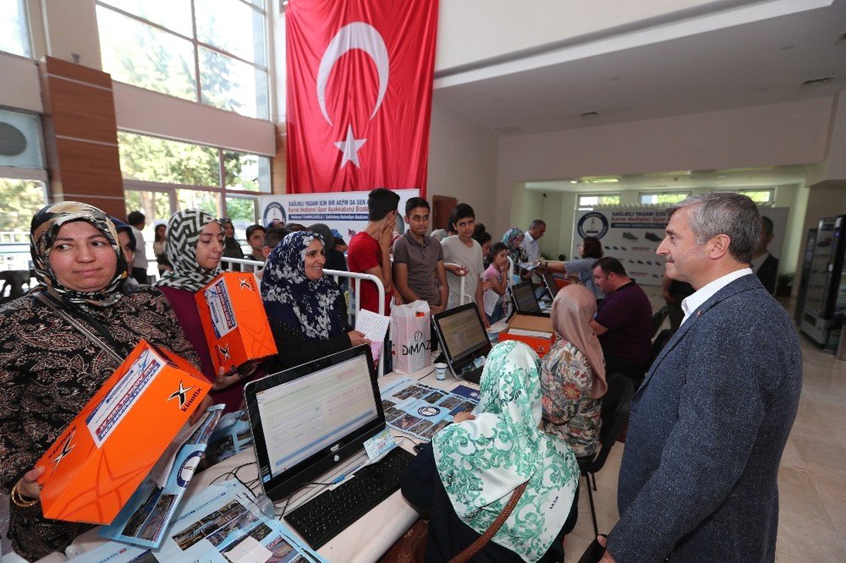 Şahinbey\'de spor ayakkabısı dağıtımı sürüyor