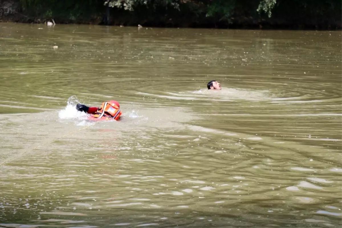 Sakarya Nehri\'ne düşen vatandaşların kurtarılma anları nefes kesti