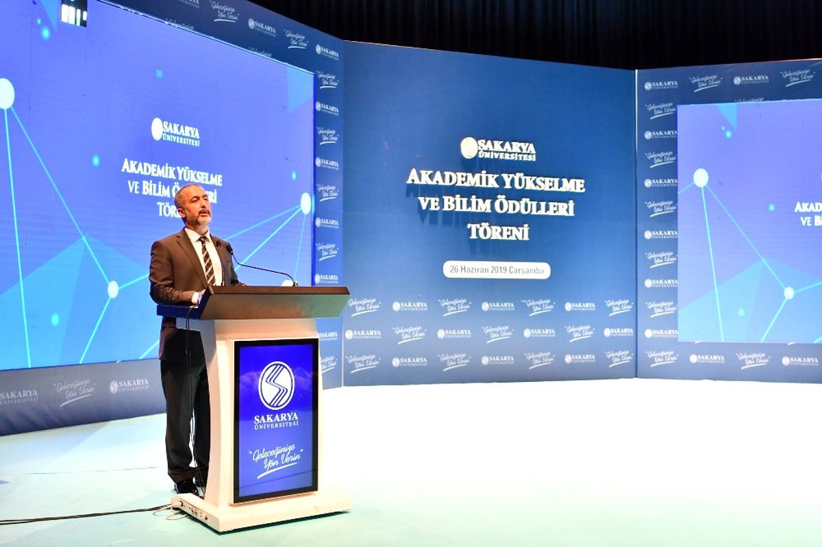 SAÜ\'de \'Akademik yükselme ve bilim insanı ödülleri\' töreni verildi