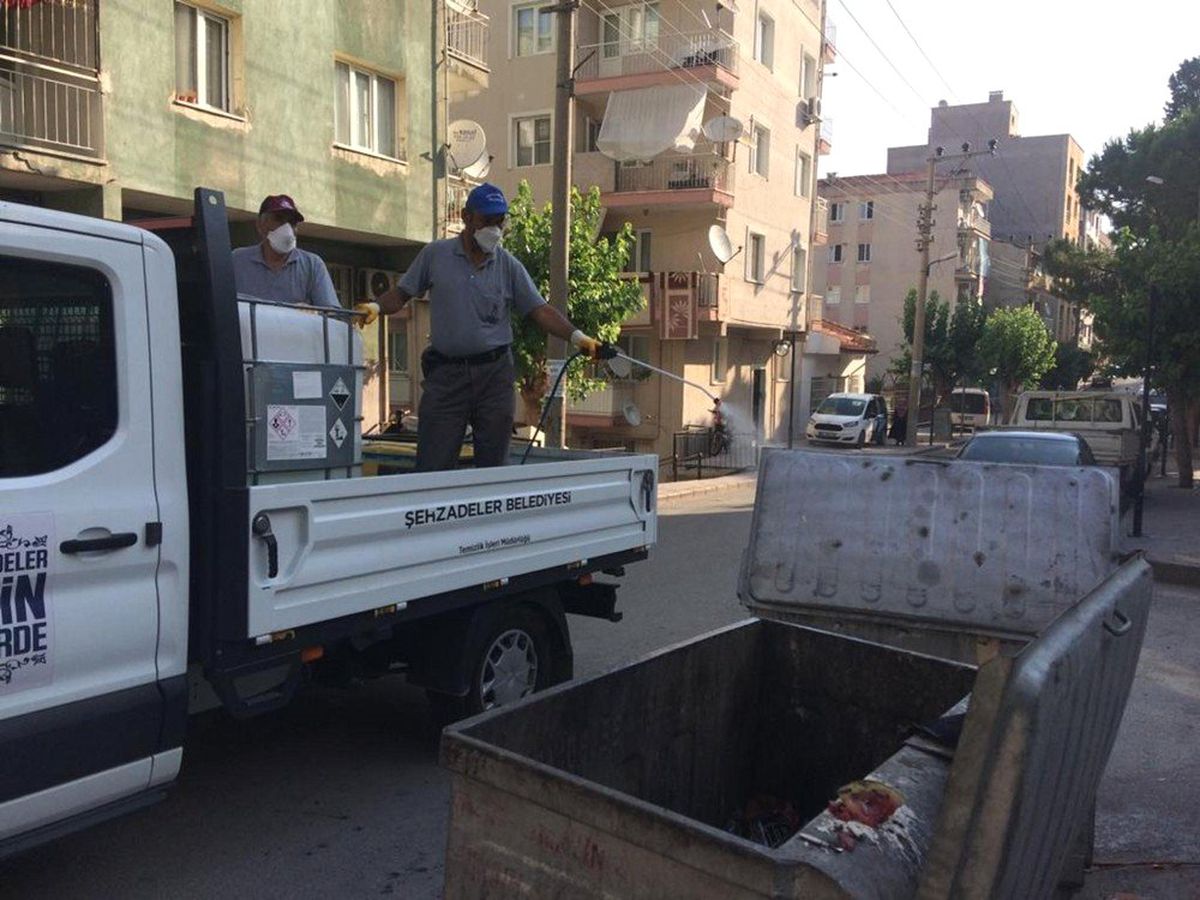 Şehzadeler\'de çöp konteyneleri dezenfekte ediliyor