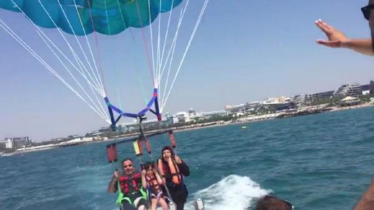 Tekneye bağlı paraşütle 50 metreden denize düşen Filistinli turist öldü