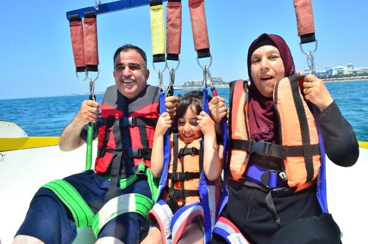 Tekneye bağlı paraşütle 50 metreden denize düşen Filistinli turist öldü (2)