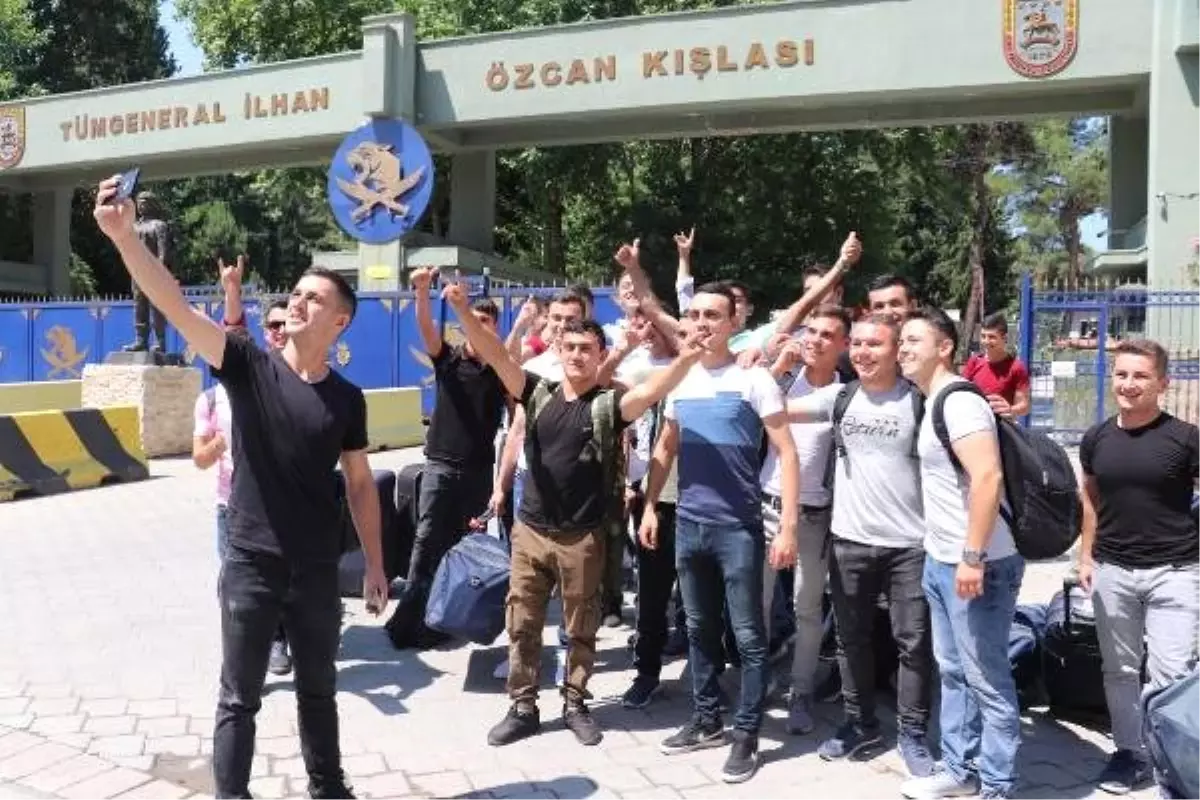 Terhis olan askerlerden halaylı kutlama