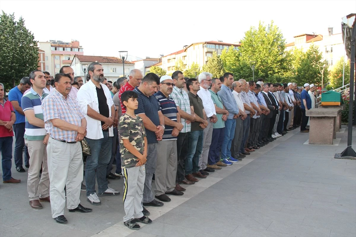 Trafik kazasında ölen gencin cenazesi toprağa verildi