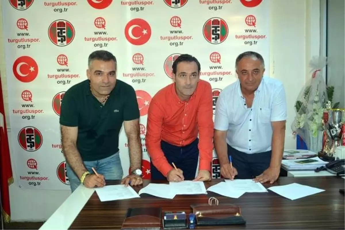 Turgutluspor Cüneyt Biçer\'le imzaladı