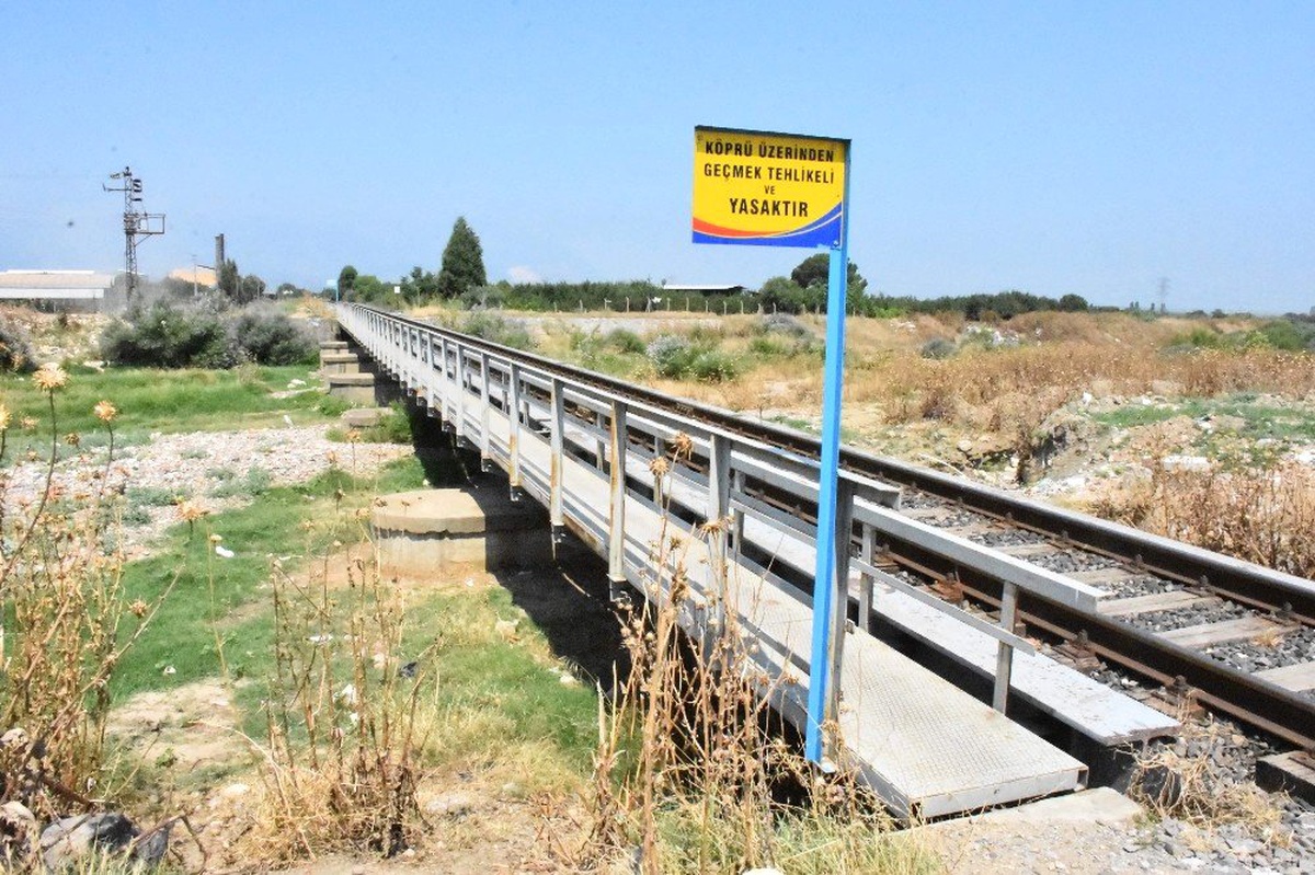 Yaşlı adam trenden korkup köprüden atladı