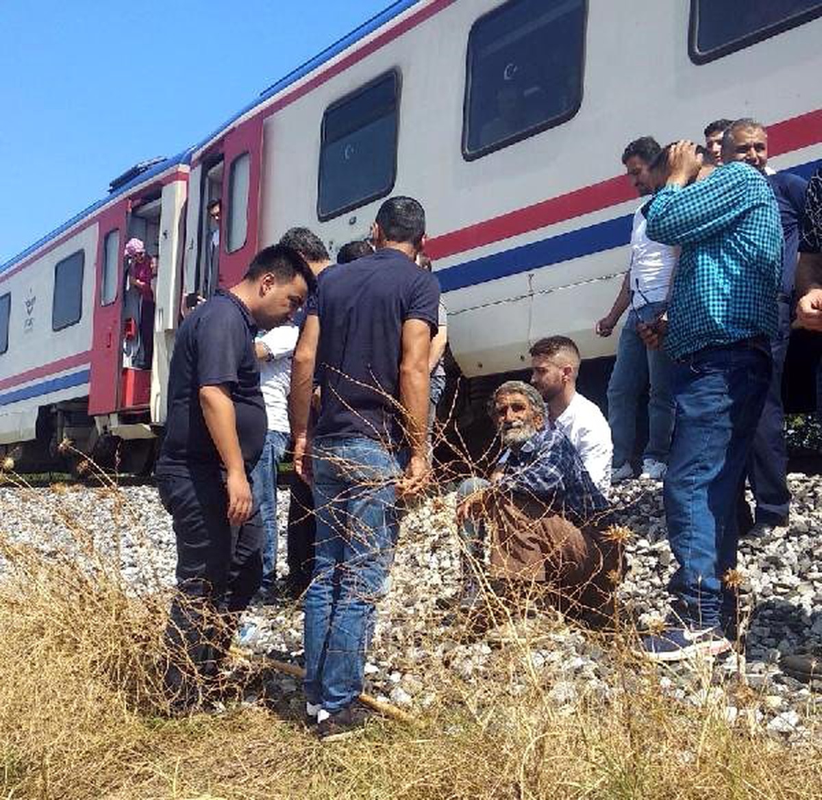 Yolcu treninin çarptığı çoban yaralandı