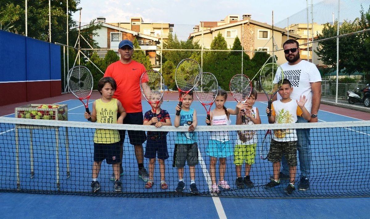 Yunusemre\'de yaz tenis kursu başladı