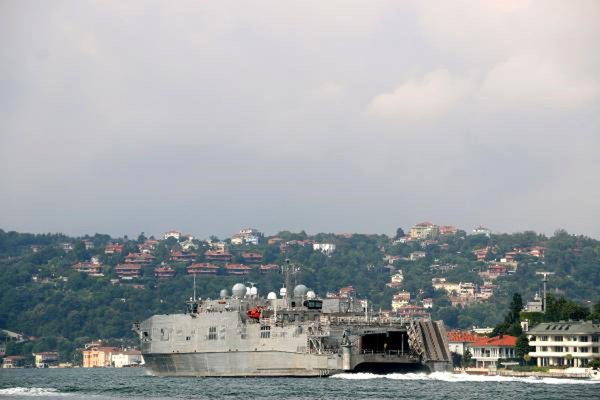 ABD askeri gemisi Boğaz\'dan geçti