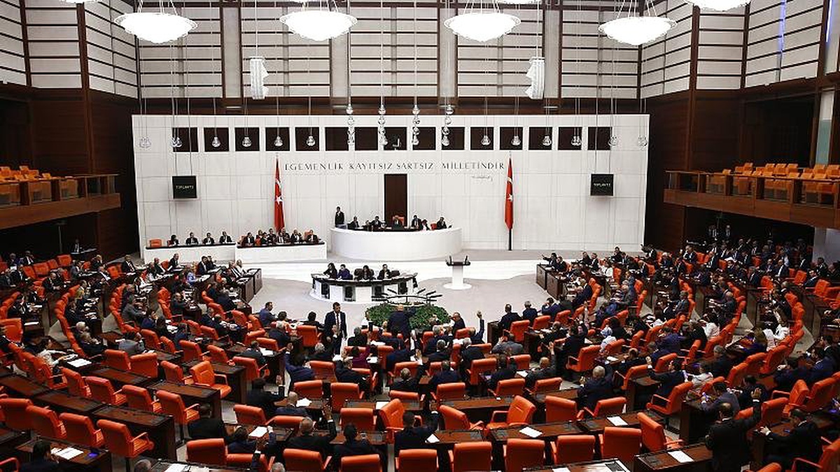 AK Partili vekilden TRT\'ye Öcalan tepkisi: Kırmızı bültenle aranan birine mikrofon uzatamaz