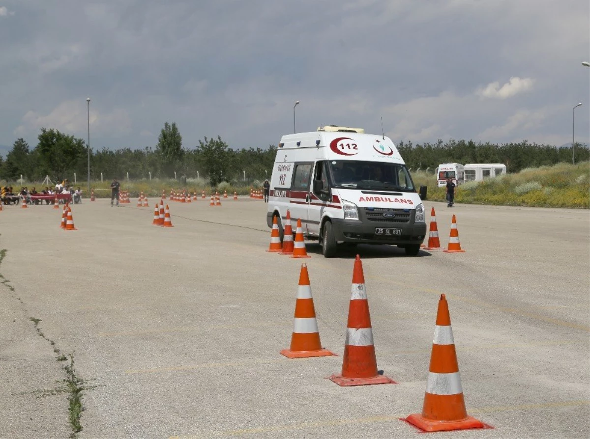 Ambulans sürücüleri zorlu parkurlarda zamanla yarıştı