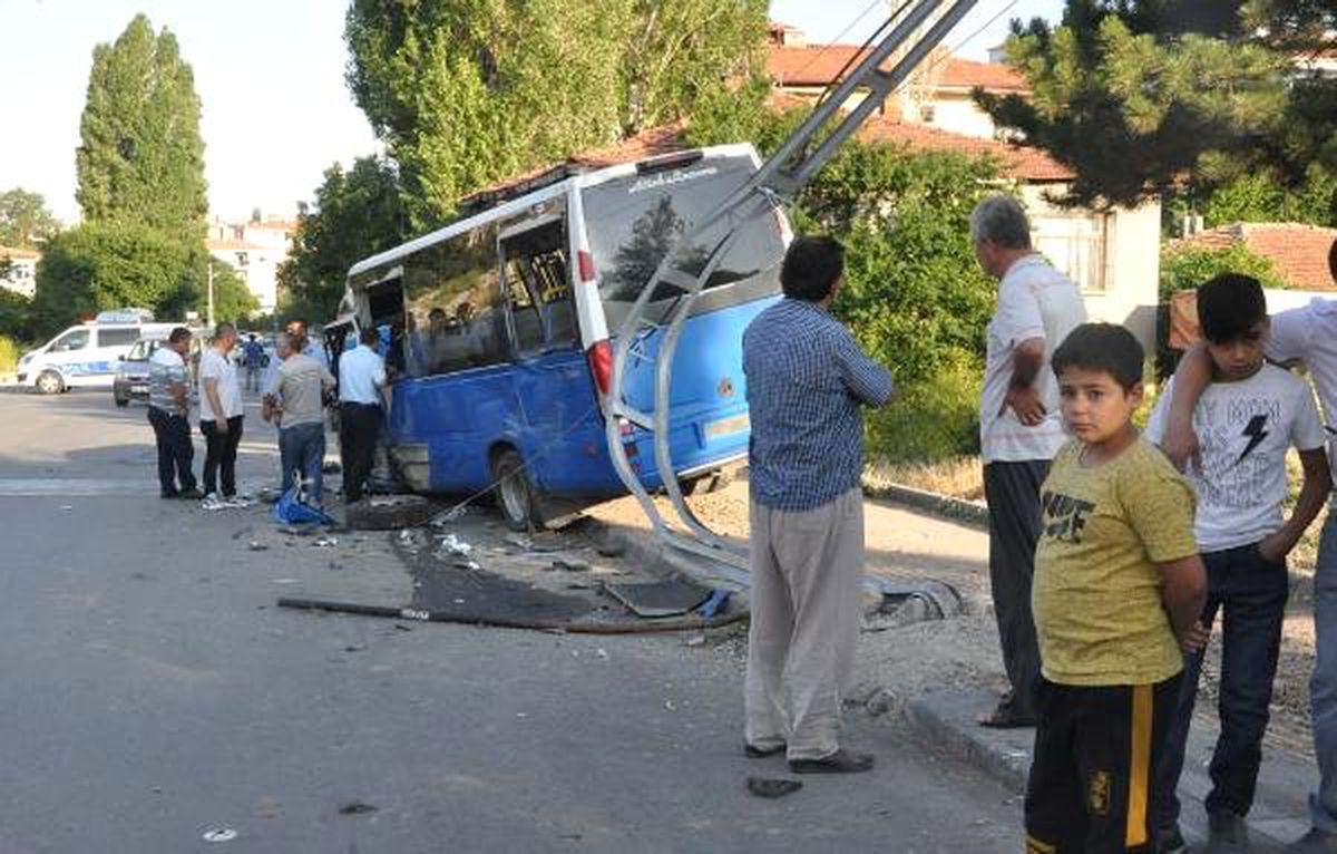 Ankara\'da yolcu minibüsü ile otomobil çarpıştı: 7 yaralı