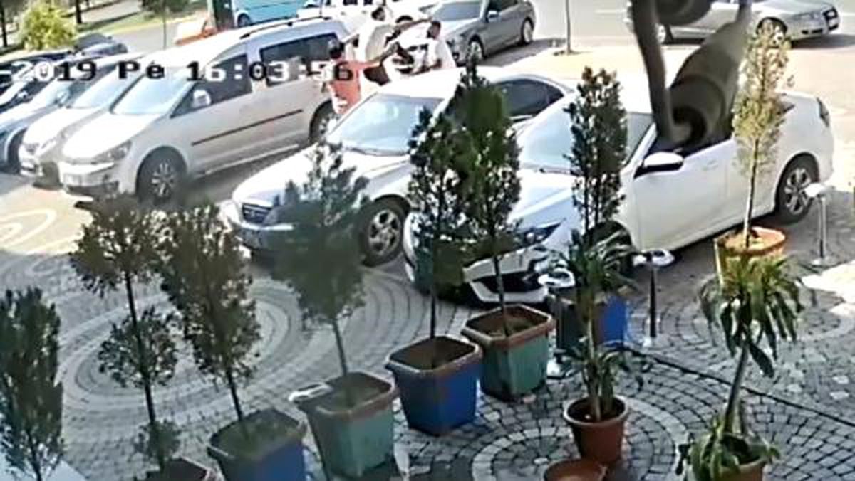 Avukattan uçan tekme