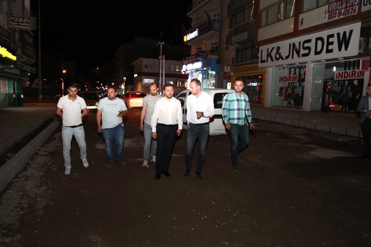Başkan Rasim Arı\'dan çalışma alanlarına gece denetimi