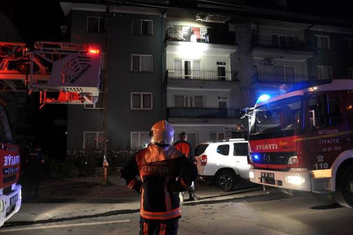 Başkent\'te 4 katlı apartmanda yangın: 2 kişi dumandan etkilendi