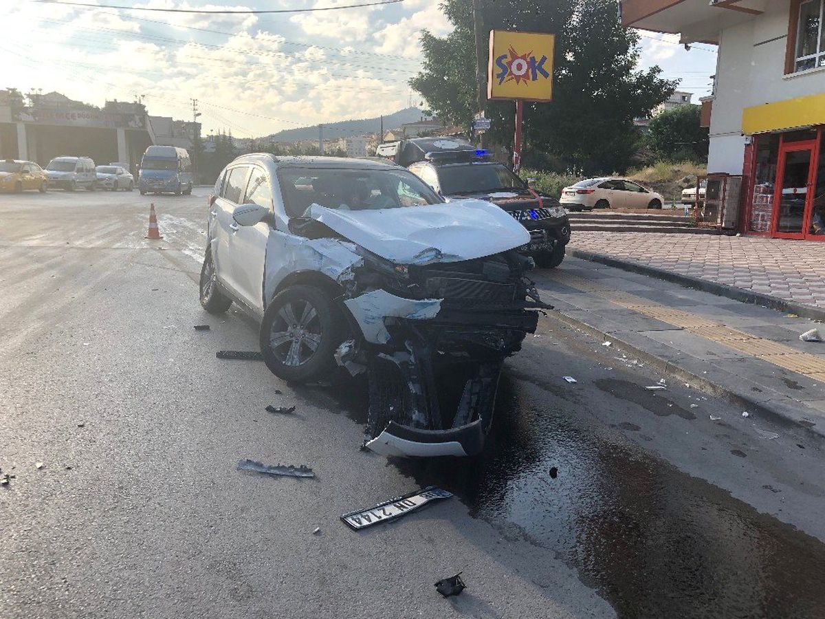 Başkent\'te dolmuş otomobile çarptı: 7 yaralı