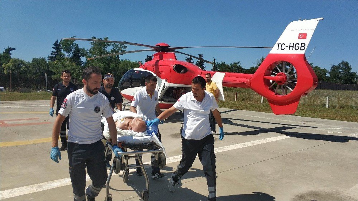 Camide kalp krizi geçiren yaşlı adamın yardımına ambulans helikopter yetişti