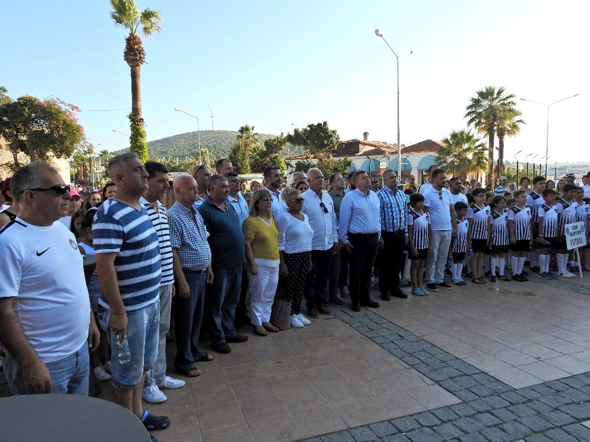 Çeşme Belediyespor Yaz Spor Okulları\'nın açılış töreni yapıldı