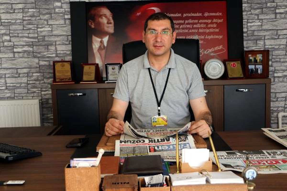 Dağıtıcı olarak işe başladığı gazetenin sahibi oldu