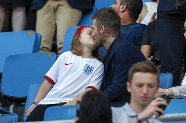 Efsane futbolcu David Beckham, tribünde kızını dudağından öpmesi tepki topladı