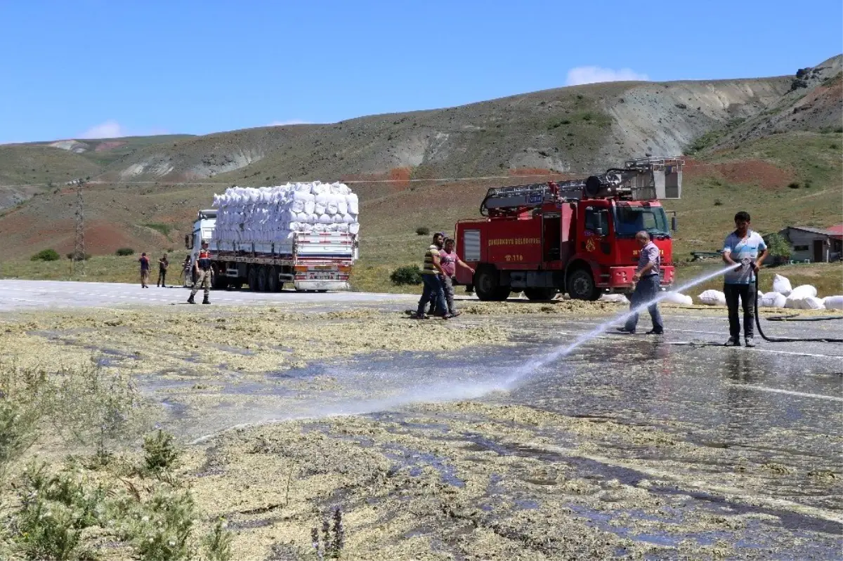 Egzozdan çıkan kıvılcım tır üzerinde yüklü samanları yaktı