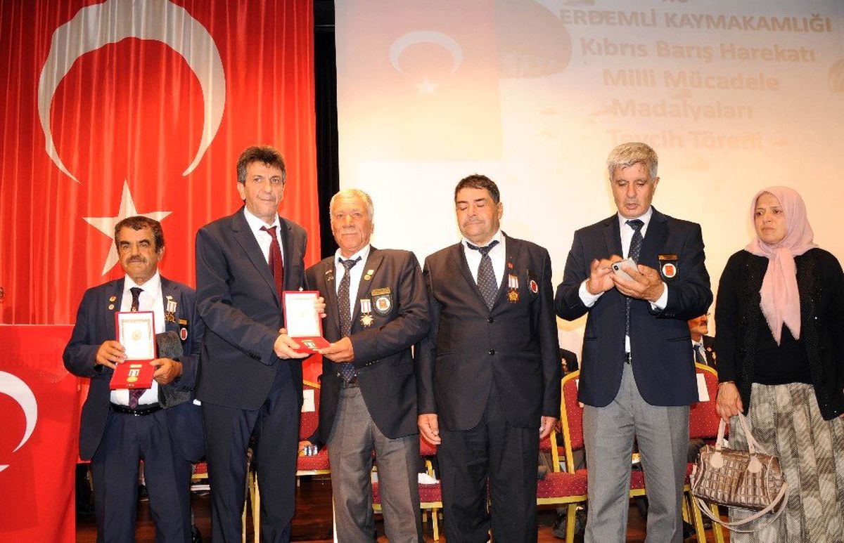 Erdemli\'de Kıbrıs gazilerine madalya