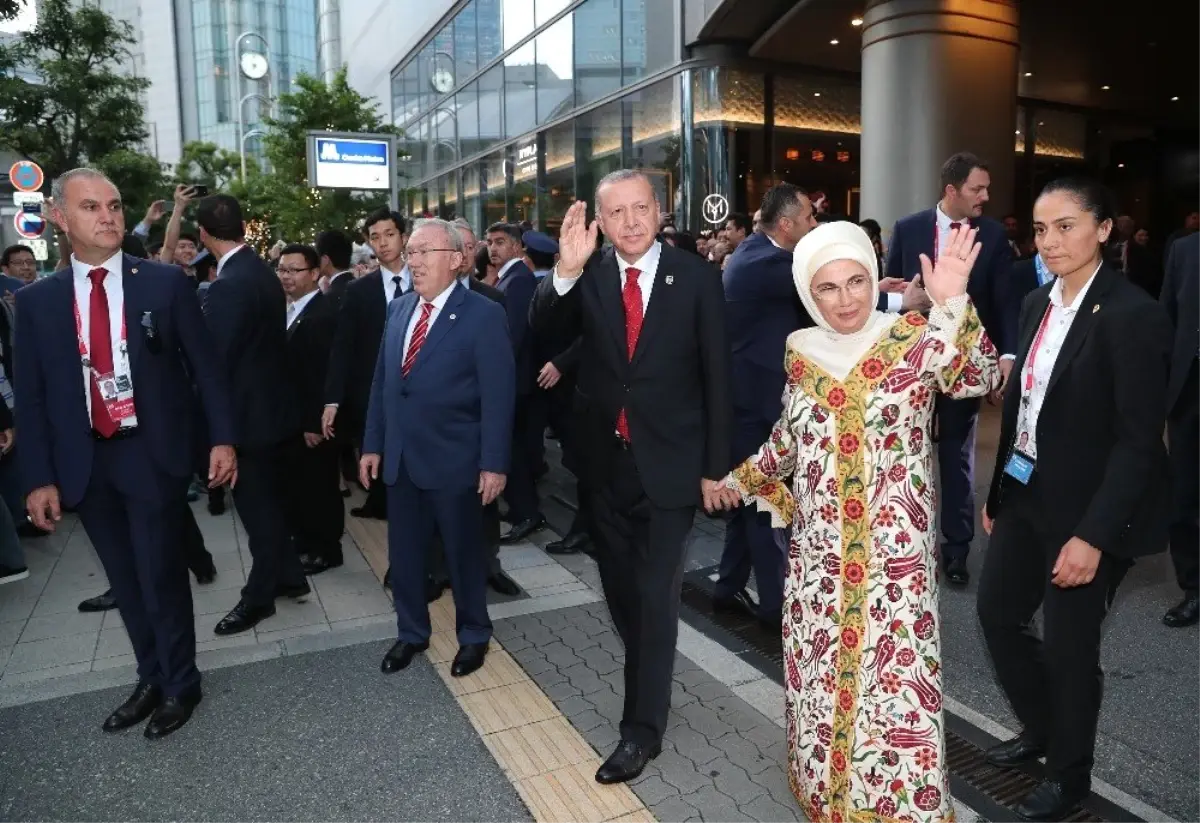 Erdoğan ve eşi Japonya\'da Türk vatandaşlarını selamladı