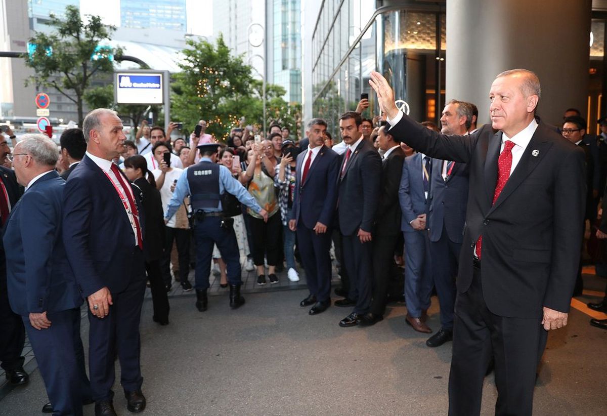 Erdoğan ve eşi Japonya\'da Türk vatandaşlarını selamladı