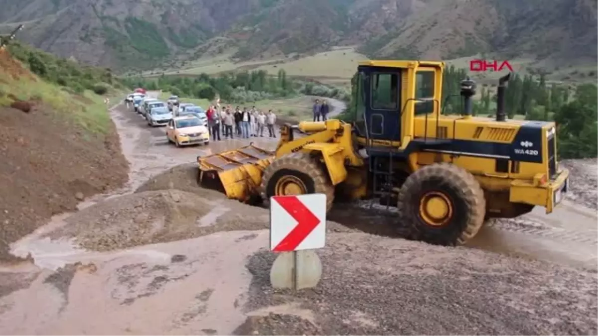 ERZURUM SAĞANAK, OLTU-NARMAN KARAYOLUNU KAPATTI