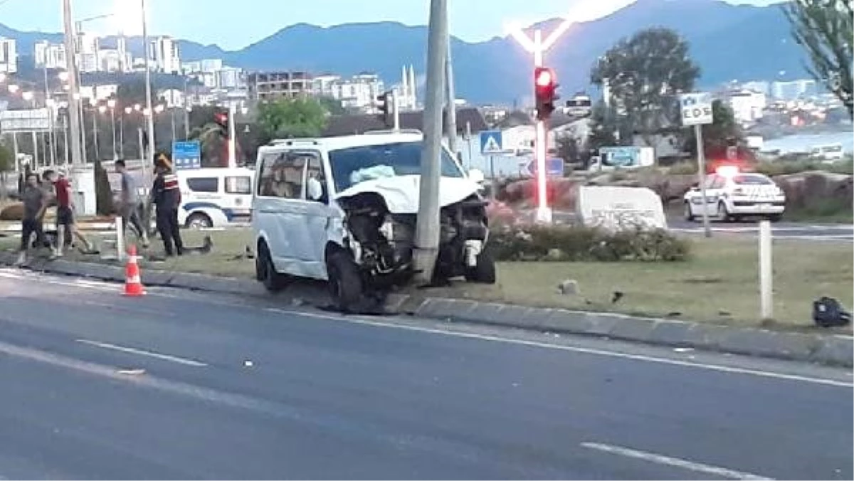 Fatsa\'da otomobil ile minibüs çarpıştı: 7 yaralı