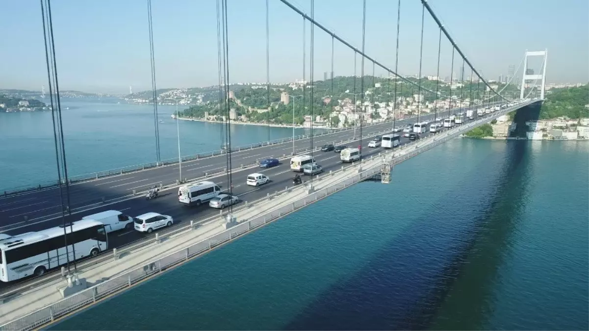 FSM Köprüsü\'nde sabah saatlerinde oluşan trafik yoğunluğu havadan görüntülendi