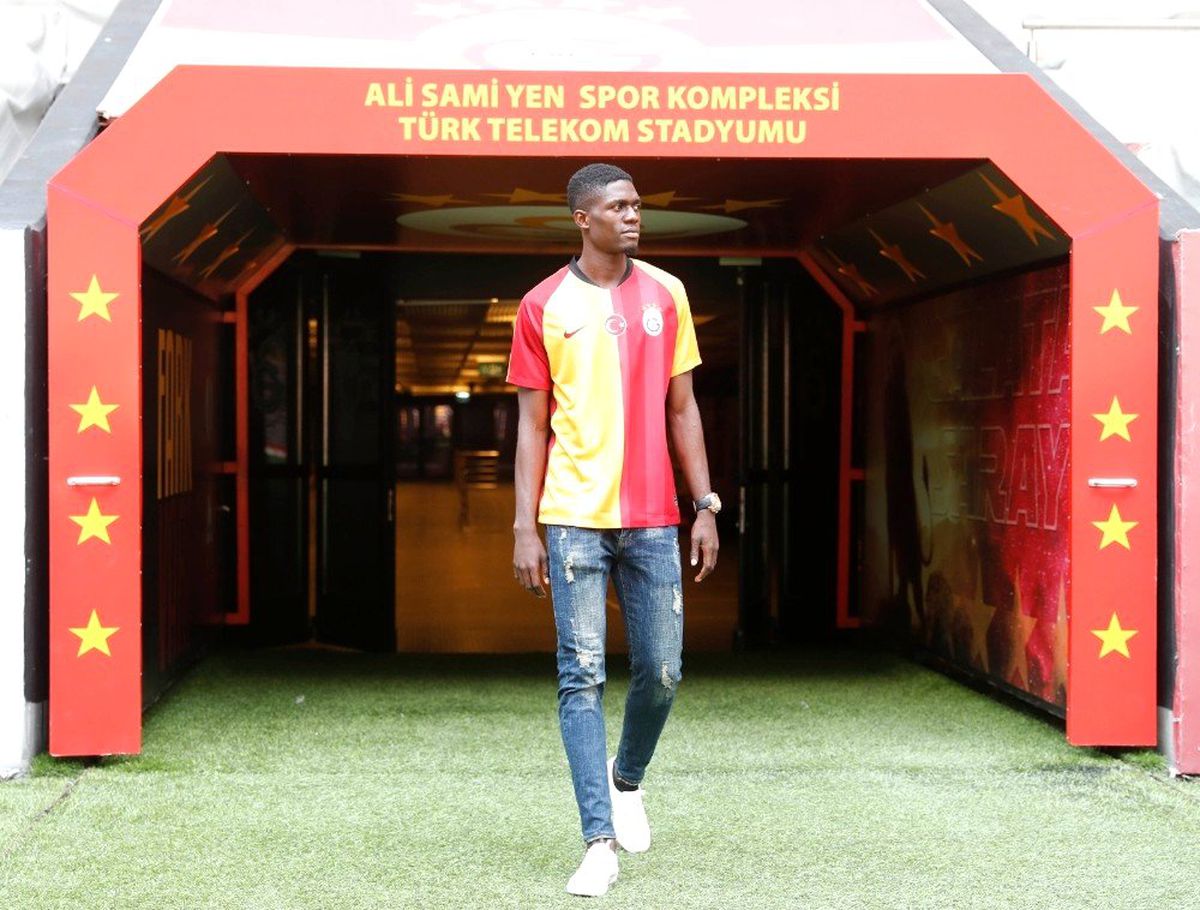 Galatasaray\'a 20\'lik defans oyuncusu