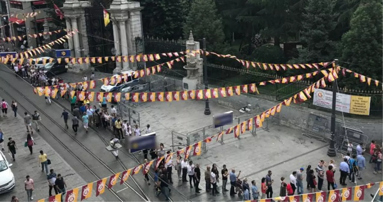 Galatasaray İlkokulu\'na kura ile alınacak 50 öğrenci için binlerce insan başvuru yaptı