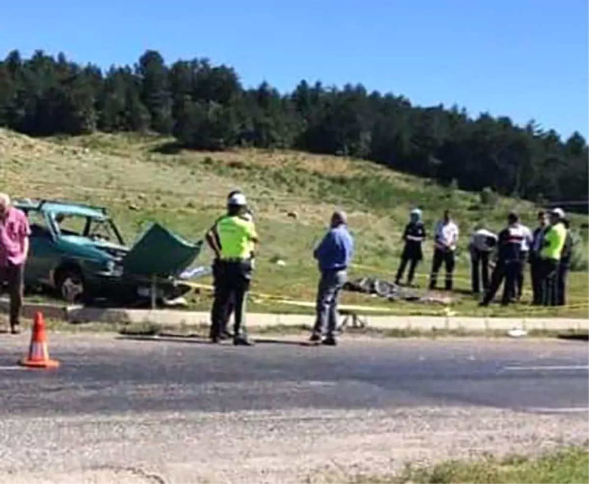 Hafif ticari araç ile otomobil çarpıştı: 1 ölü, 3 yaralı