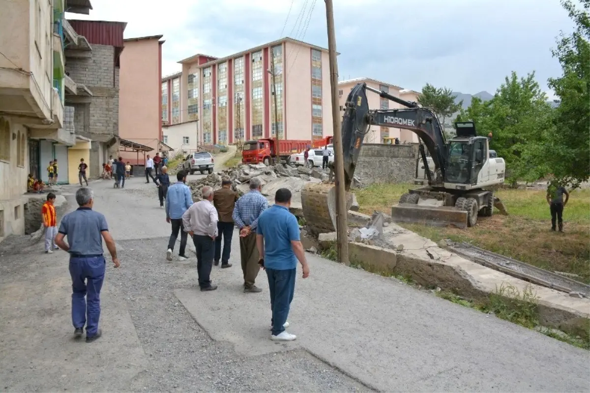 Hakkari\'de yol genişletme çalışması