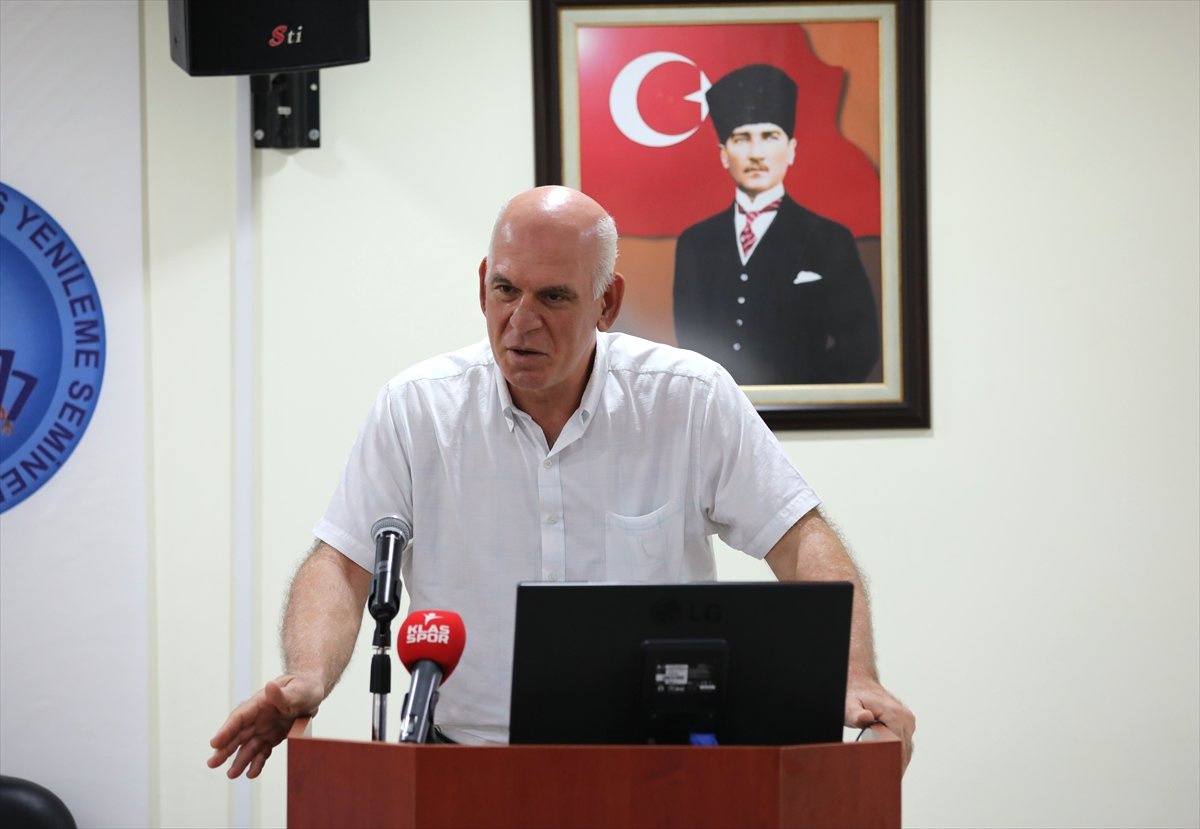 Hentbolun başarılı antrenörleri sertifikalarını aldı