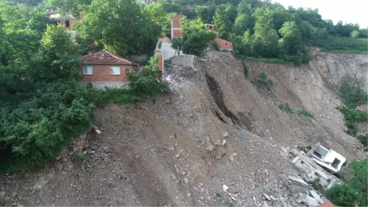 Heyelanlı mahallede yamaçtaki evler askıda kaldı