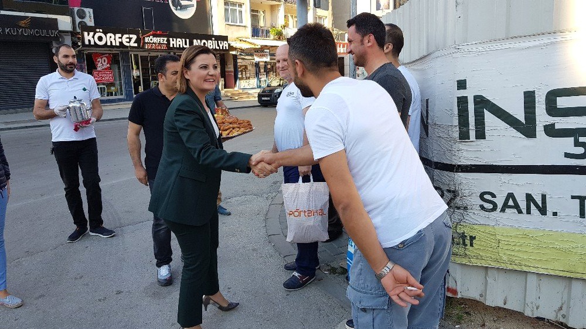 Hürriyet\'ten duraklarda bekleyenlere çay poğaça