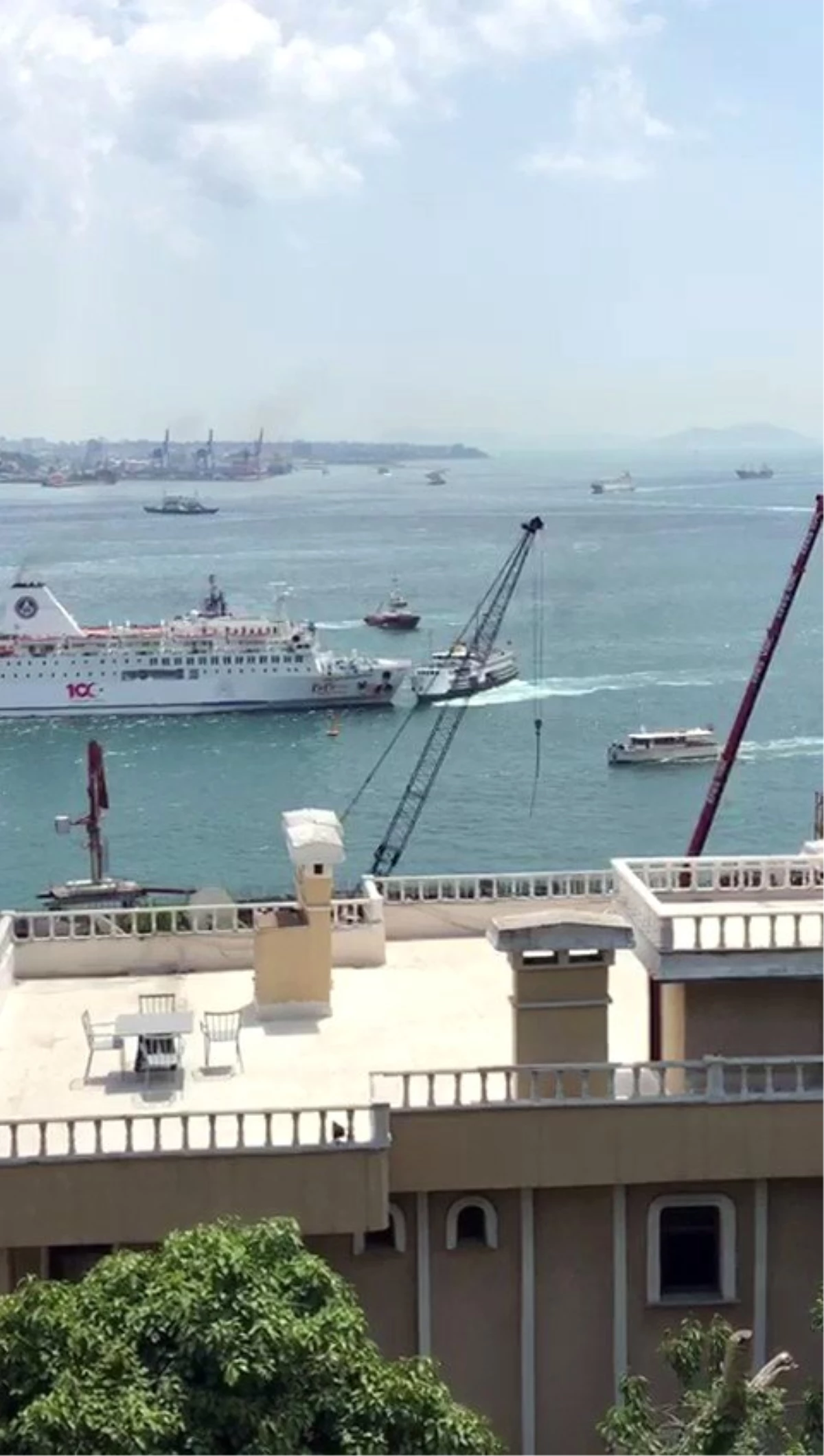 İstanbul Boğazı\'nda üniversite gemisiyle şehir hatları vapurunda küçük çaplı temas yaşandı