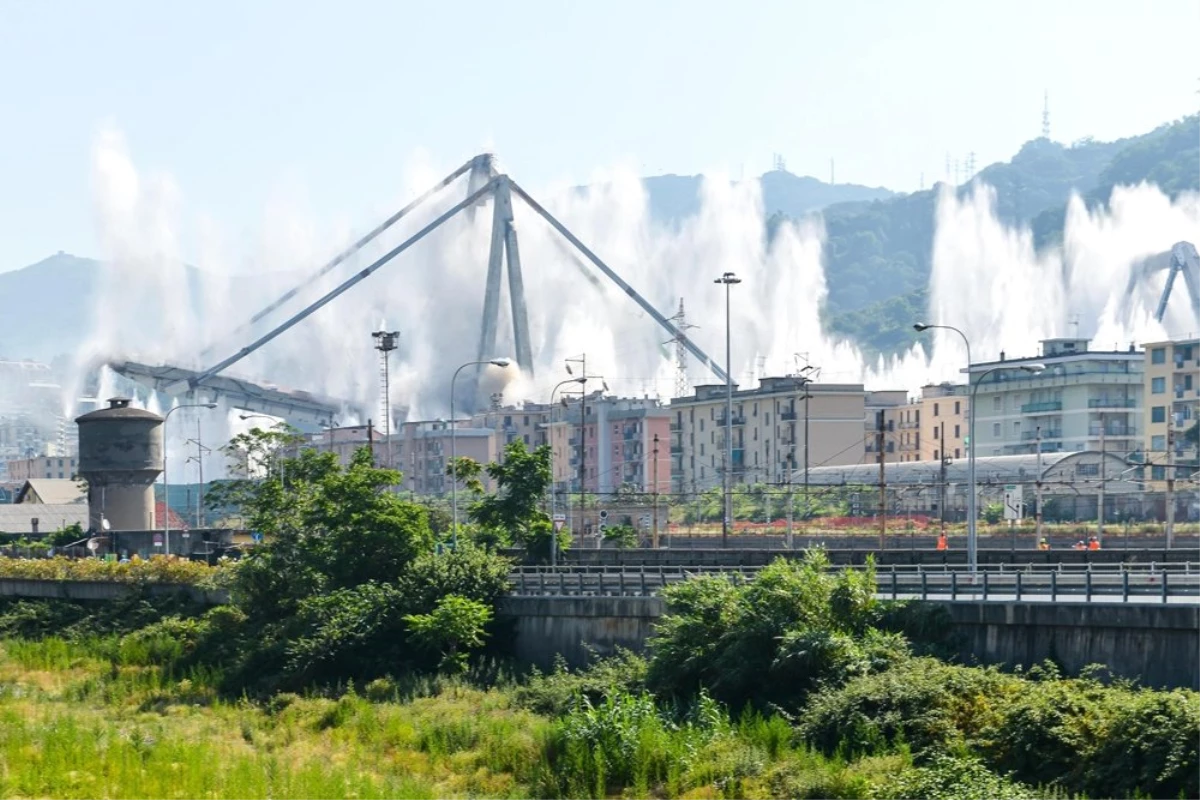 İtalya\'da 43 kişiye mezar olan köprü kontrollü şekilde yıkıldı