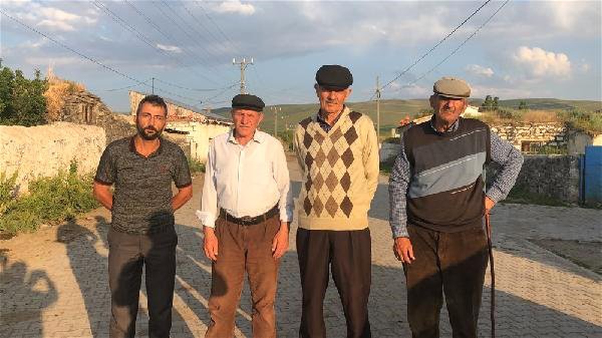 Kars\'ta köylülerin domuz sürüsü ve ayı korkusu