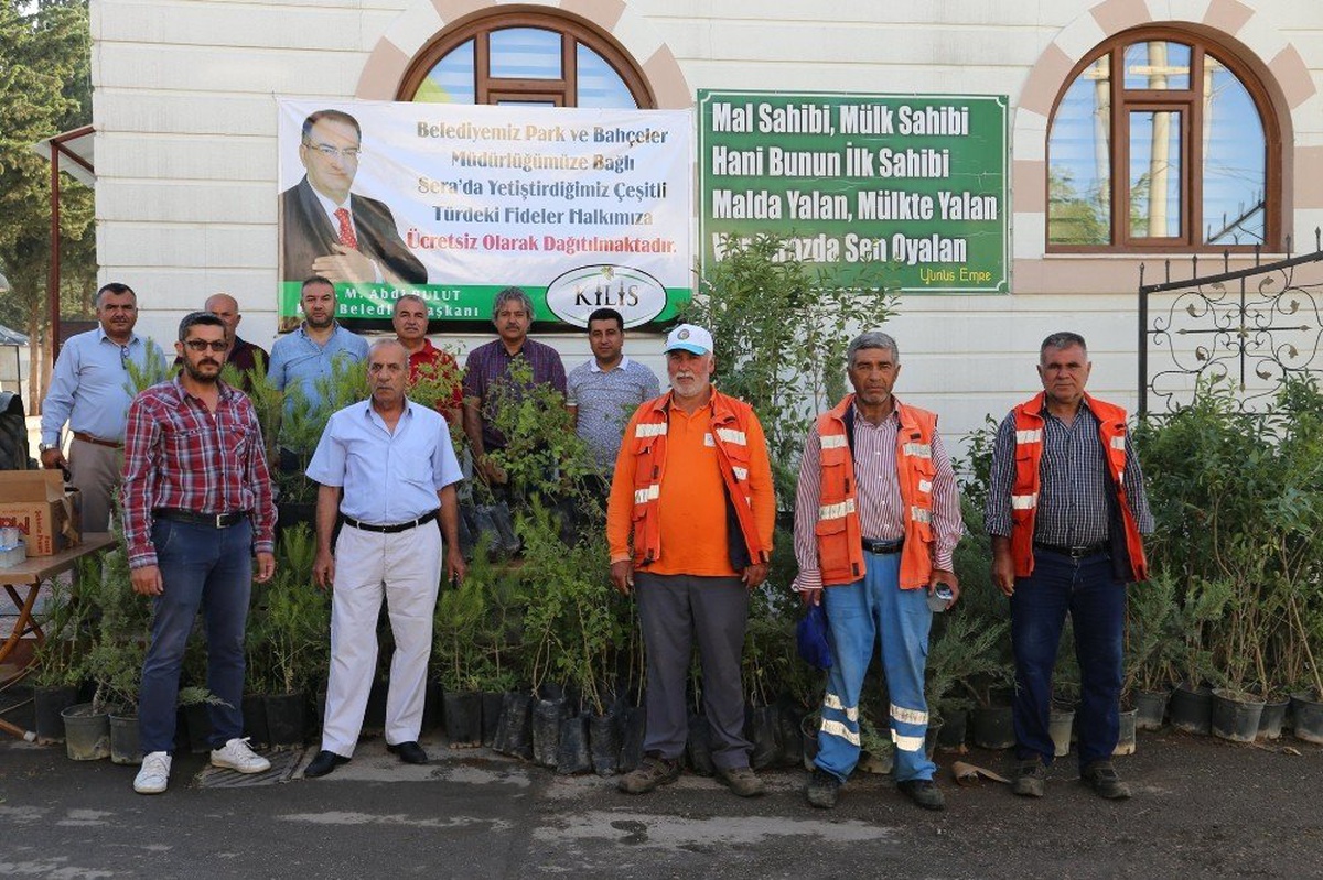 Kilis Belediyesi Asri Mezarlıkta fide dağıttı