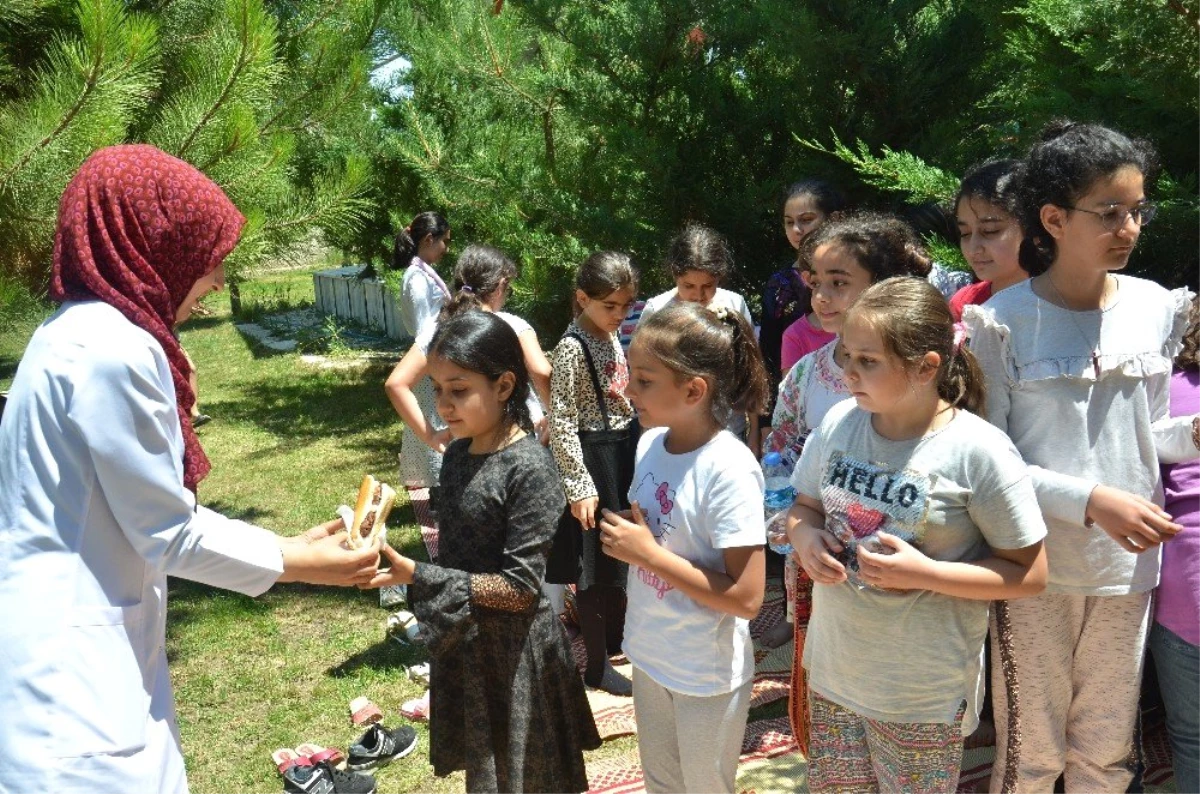 Kur\'an kursu öğrencilerine köfte ekmek ikramı