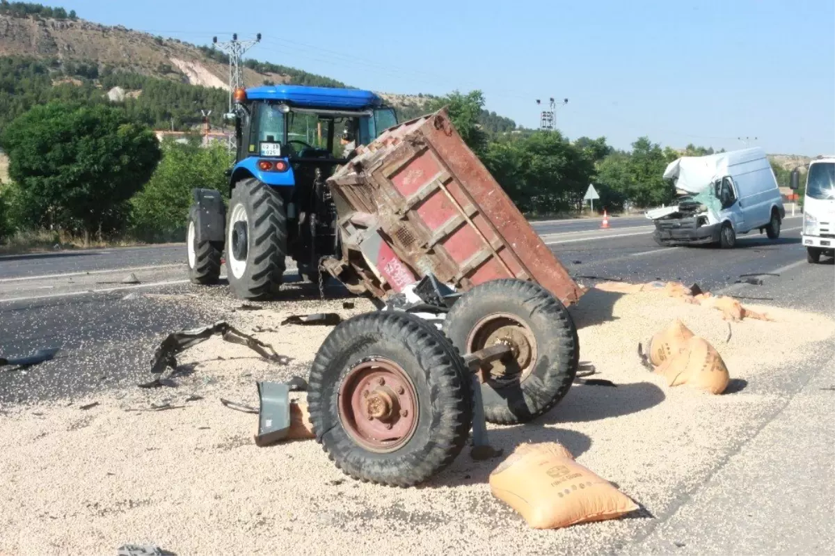 Minibüs traktöre arkadan çarptı: 1 ölü, 1 yaralı