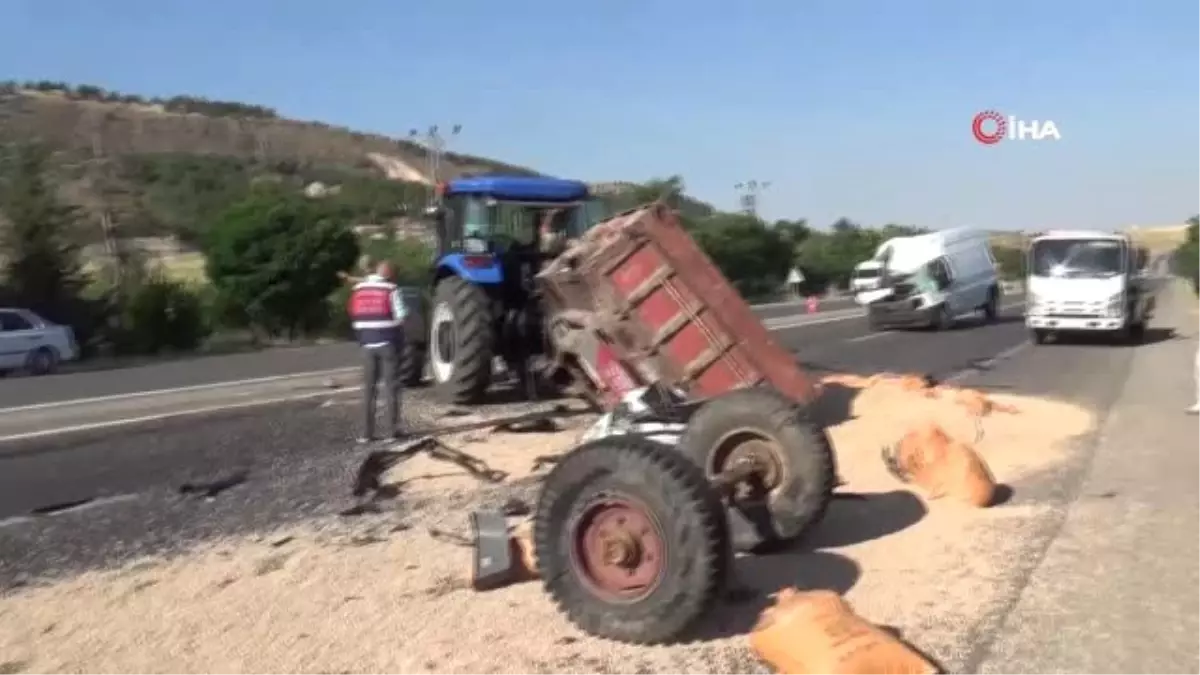 Minibüs traktöre arkadan çarptı, nohutlar yola saçıldı: 1 ölü, 1 yaralı