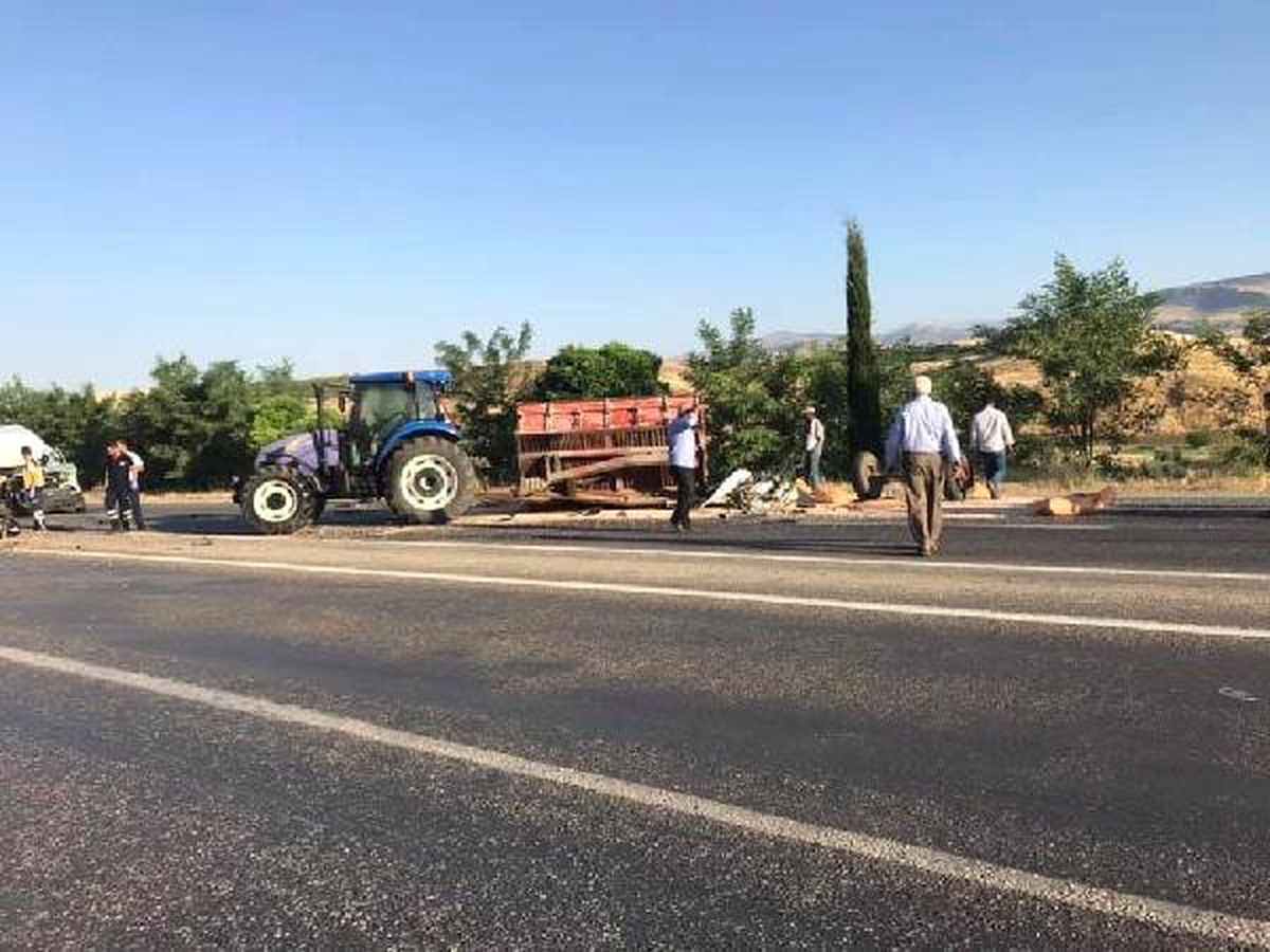 Minibüs traktöre çarptı: 1 ölü, 1 yaralı