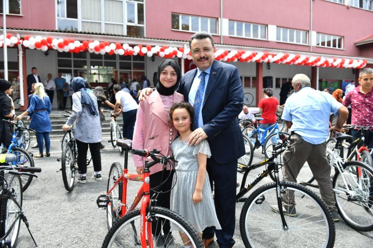 Ortahisar Belediyesi, 61 öğrenciye 61 bisiklet hediye etti