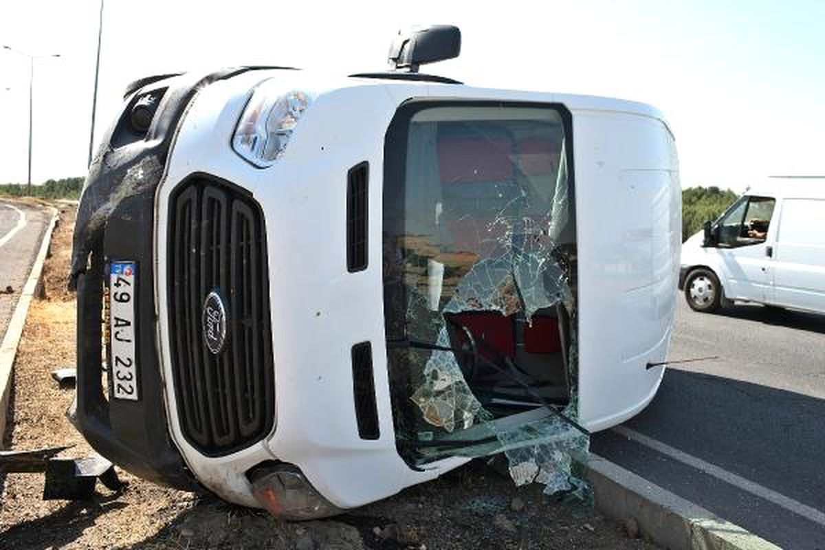 Refüjdeki beton bloğa çarpan minibüs devrildi
